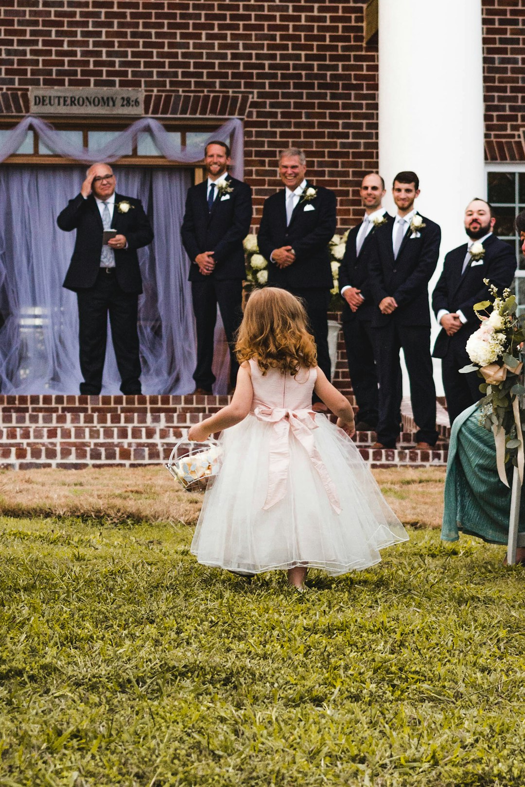 Blumenmädchen im rosa Tüllkleid bei einer Hochzeit