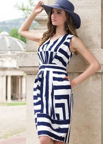Gestreiftes Kleid in Marineblau und Weiß