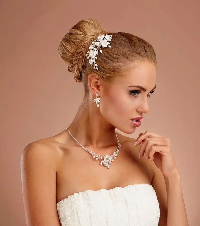 Braut mit Haarschmuck und Kette