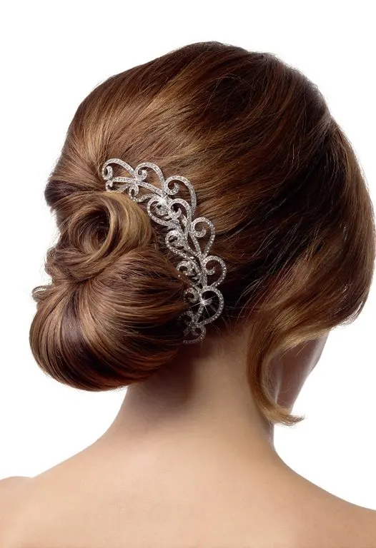 Brautfrisur mit Haarschmuck-Spange