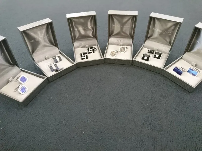 Manschettenknöpfe in Geschenkboxen