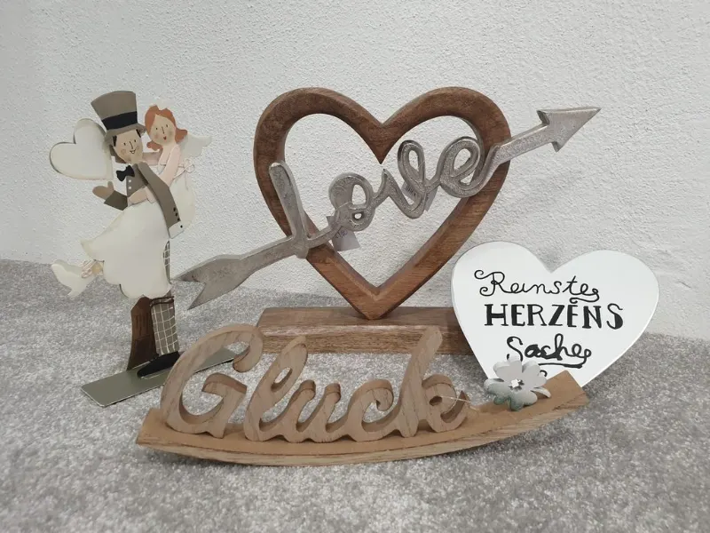 Hochzeitsdeko mit Brautpaarfiguren und Love-Herz