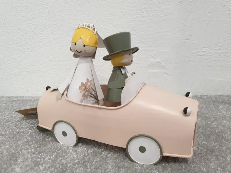 Brautpaarfiguren im Hochzeitsauto