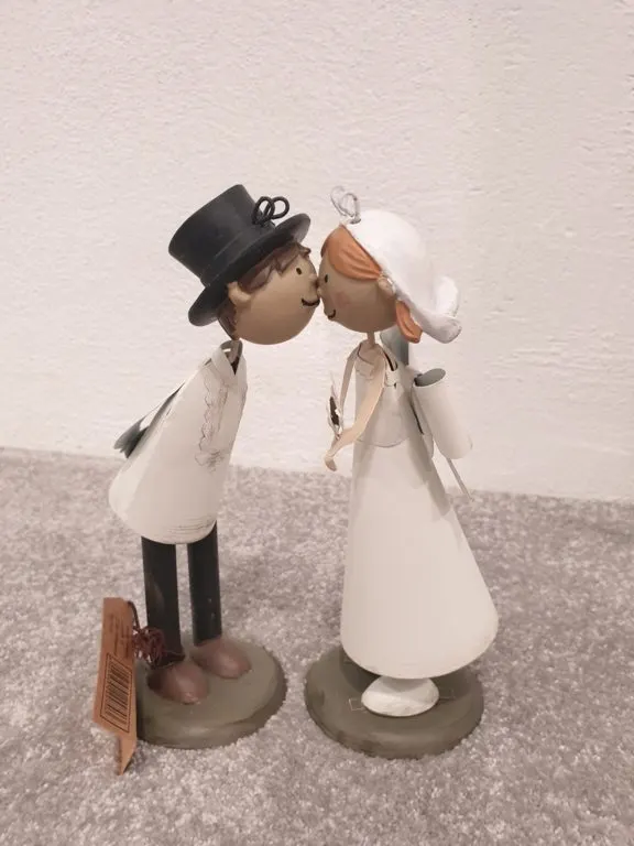 Küssendes Brautpaar als Figur