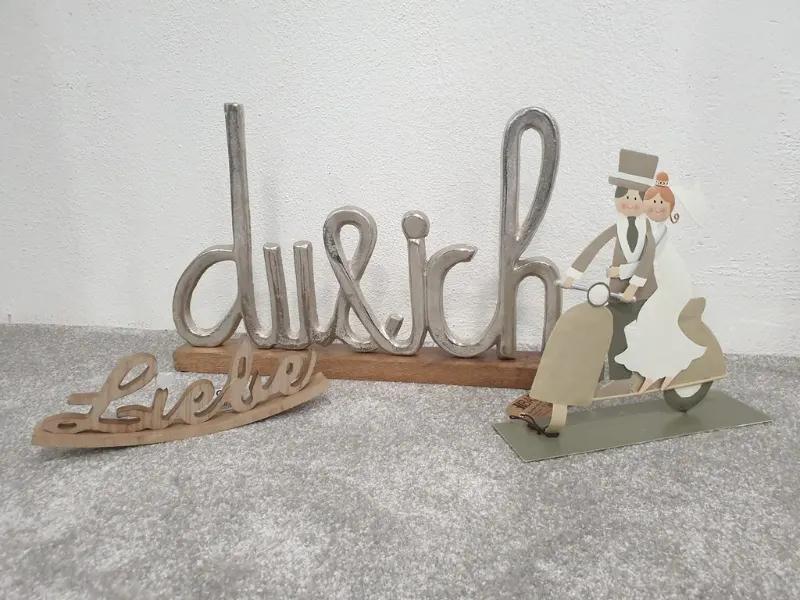 Schriftzug „du und ich“ mit Brautpaarfigur