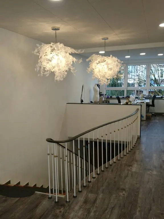 Treppe mit Kronleuchtern im neuen Geschäft