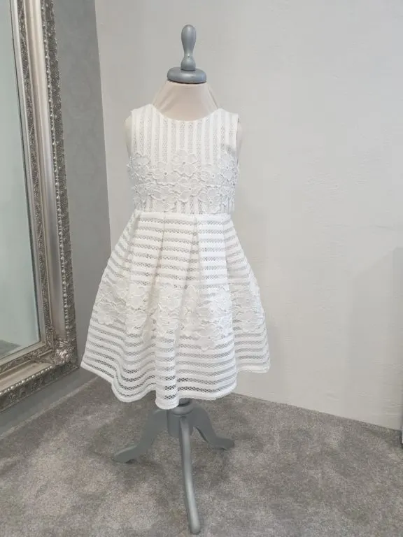 Kurzes weißes Festkleid mit Streifenstruktur