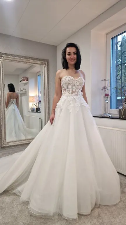 Brautkleid in A-Linie mit Spitzenoberteil in unserem Geschäft