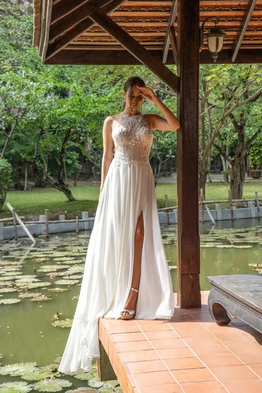 Brautkleid im Boho-Stil mit Beinschlitz im Garten