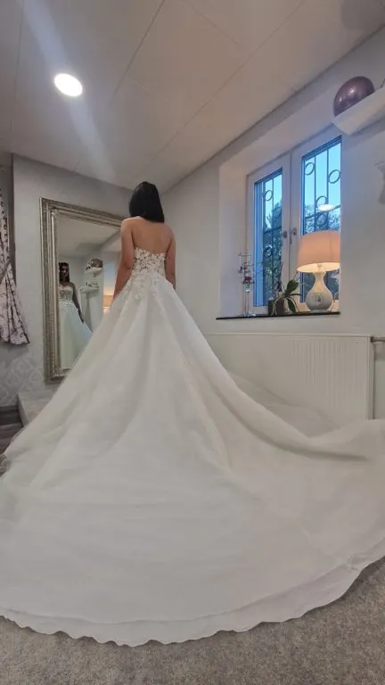 Brautkleid mit langer Schleppe, Rückansicht, in unserem Geschäft