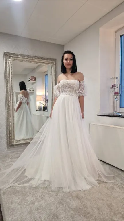 Schulterfreies Brautkleid in unserem Geschäft