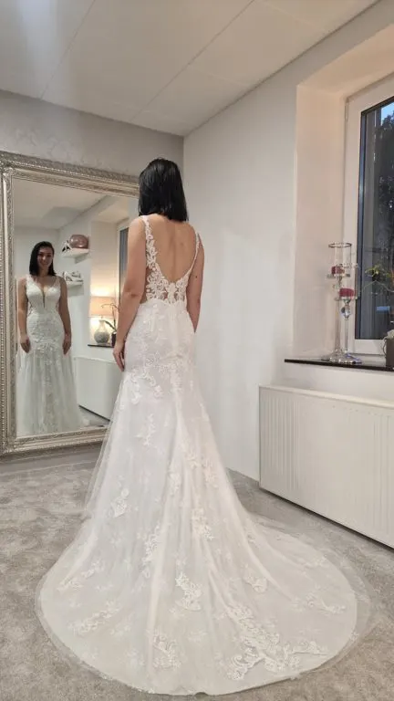 Spitzenbrautkleid mit Schleppe, Rückansicht