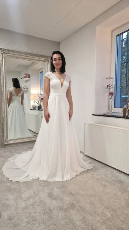 Schlichtes Brautkleid mit V-Ausschnitt in unserem Geschäft