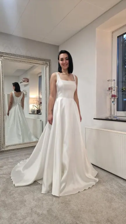 Schlichtes Brautkleid mit Karree-Ausschnitt und Schleppe
