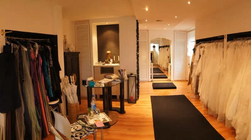 Unser alter Laden mit Brautkleidern und Abendmode