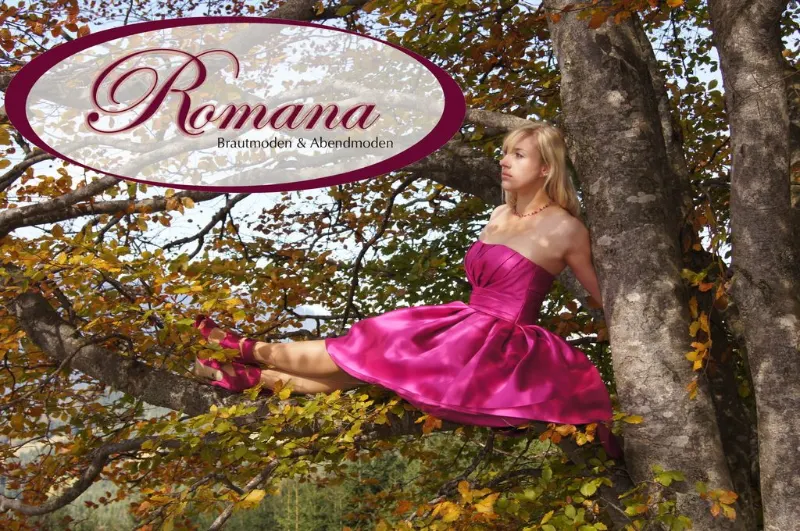 Fotoshooting im Herbstwald mit pinkem Cocktailkleid