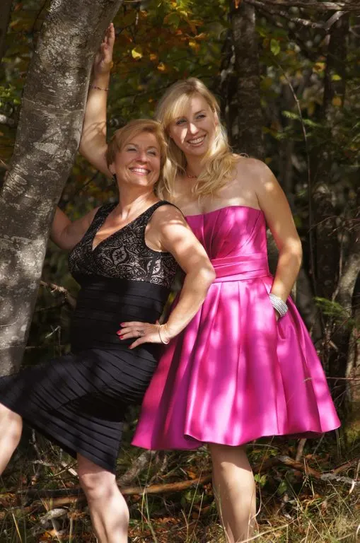 Fotoshooting mit Cocktailkleidern im Wald