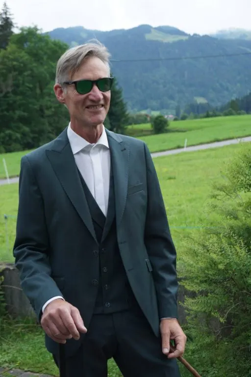 Herr im dunkelgrünen Anzug mit Weste im Allgäu