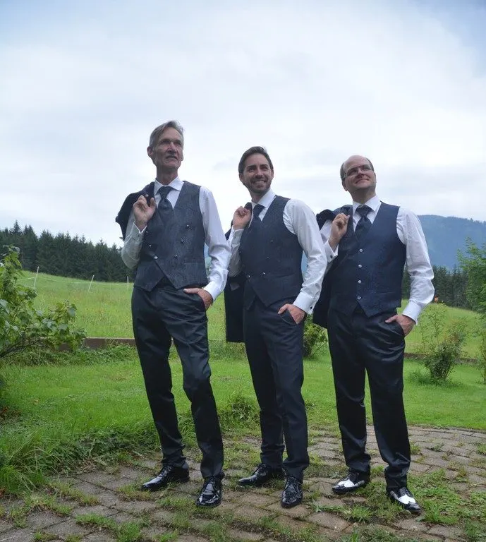 Drei Herren in Westen und Hemden im Allgäu