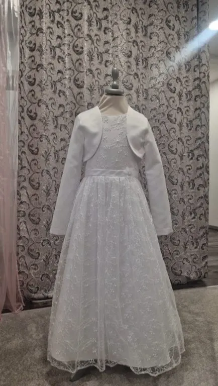 Weißes Kommunionkleid mit Bolero auf einer Kinderpuppe